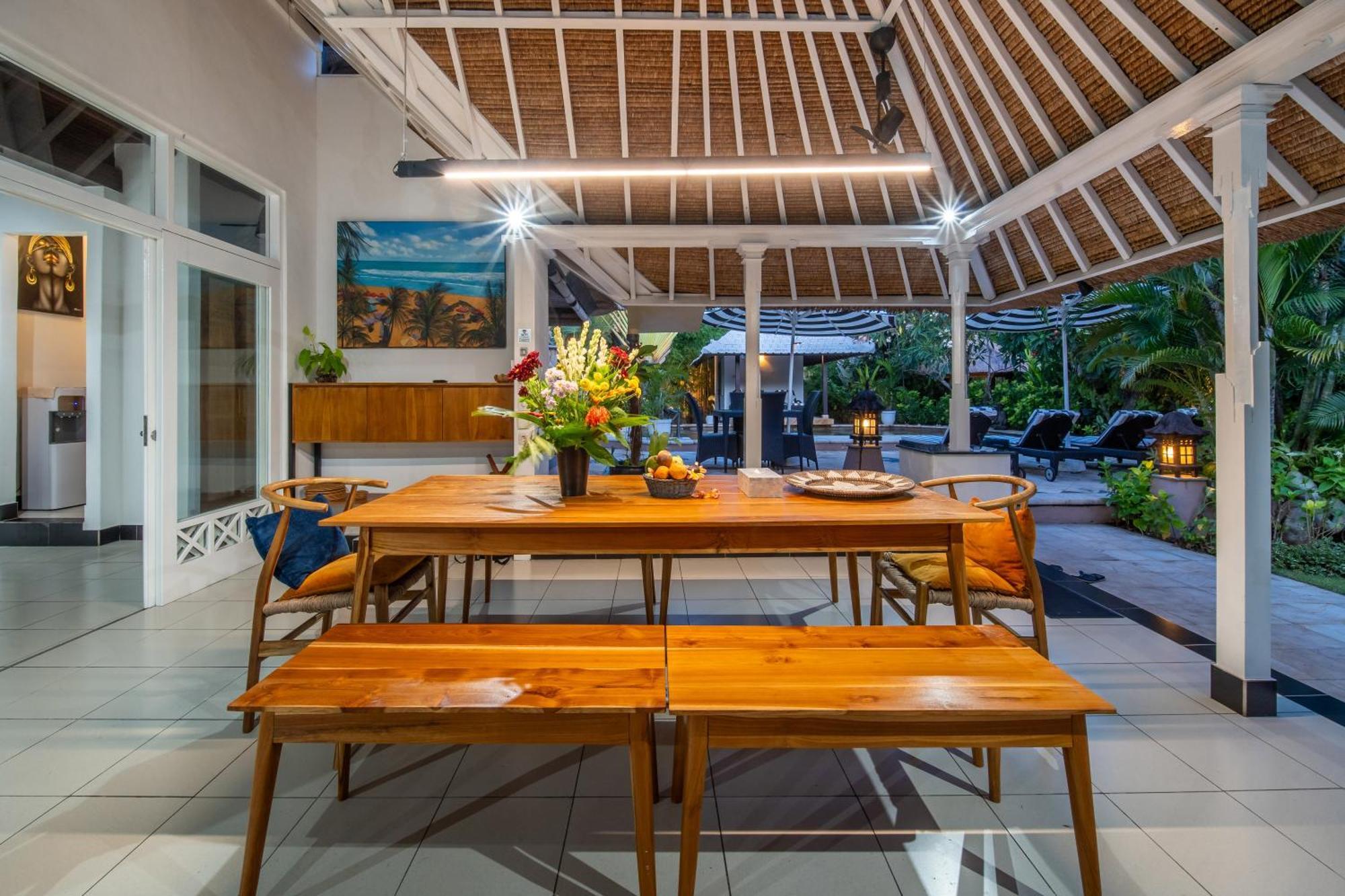 Nyumpene In Villa Legian (Bali)