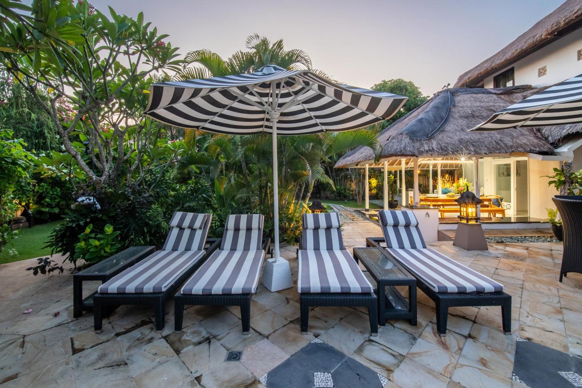 Nyumpene In Villa Legian (Bali)