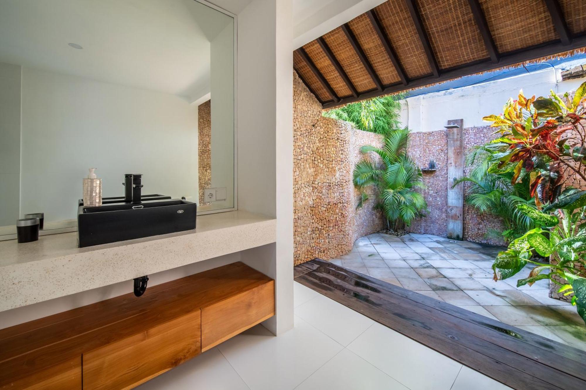 Nyumpene In Villa Legian (Bali)