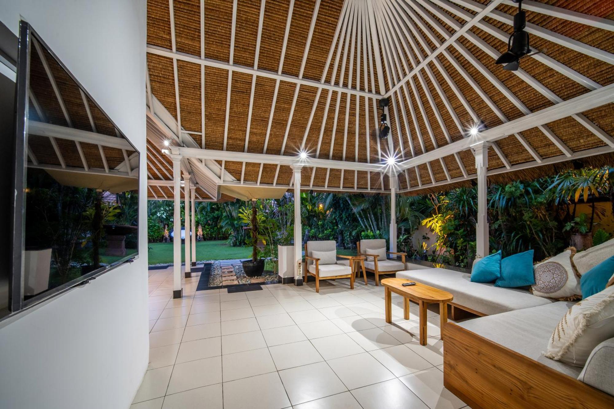 Nyumpene In Villa Legian (Bali)