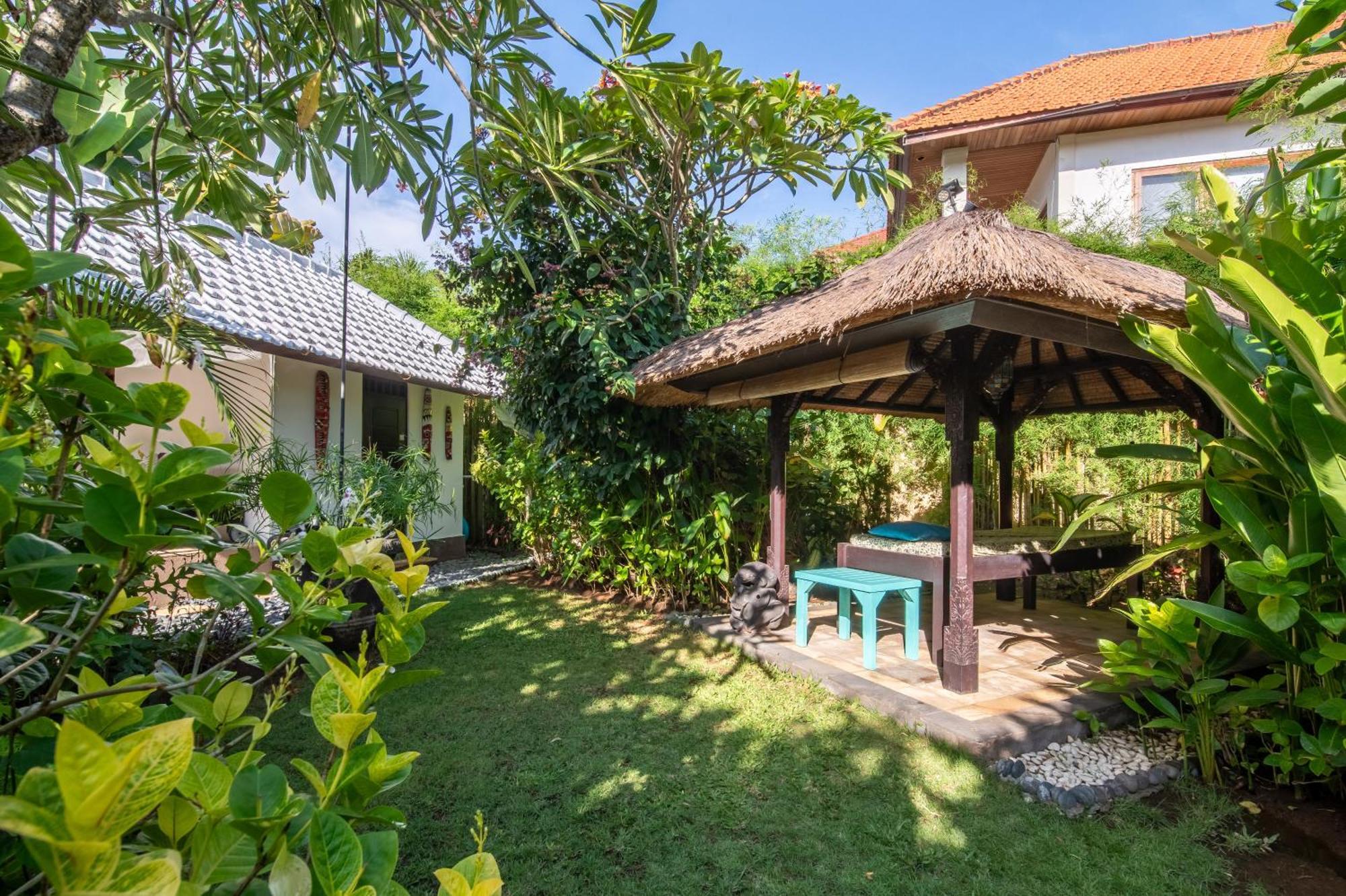 Nyumpene In Villa Legian (Bali)