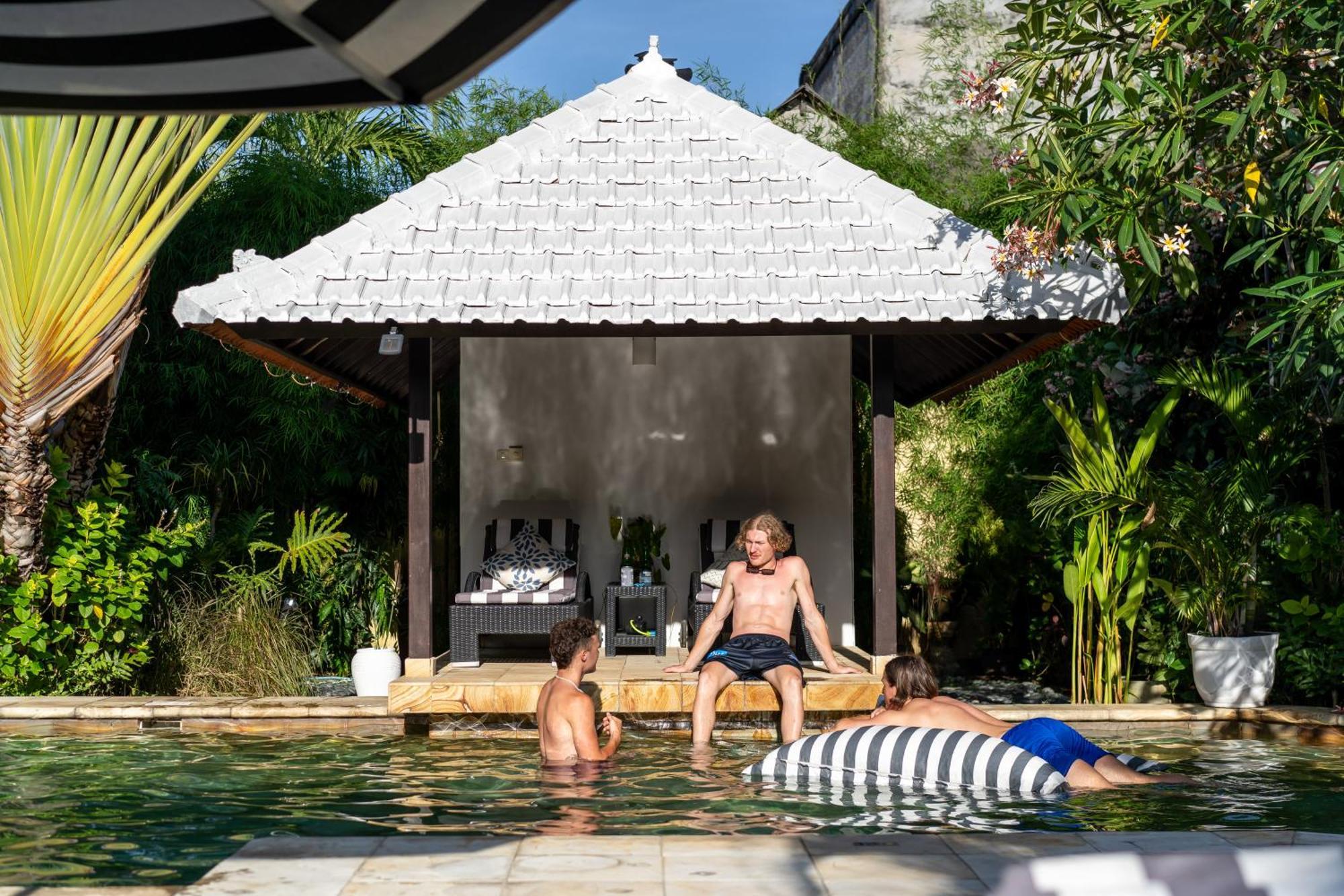 Nyumpene In Villa Legian (Bali)