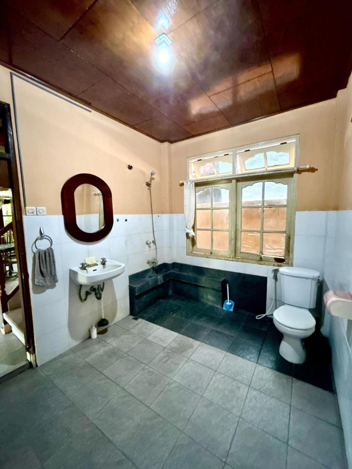 Nyoman House Legian (Bali)