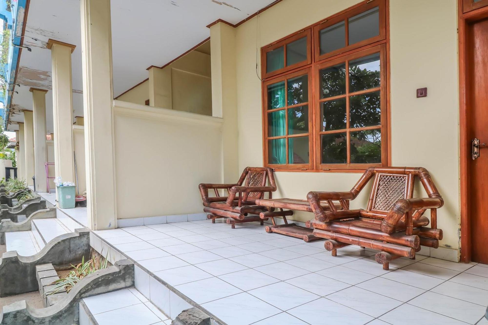 Super Oyo 1654 Maha Bharata Kuta Hotel 2*