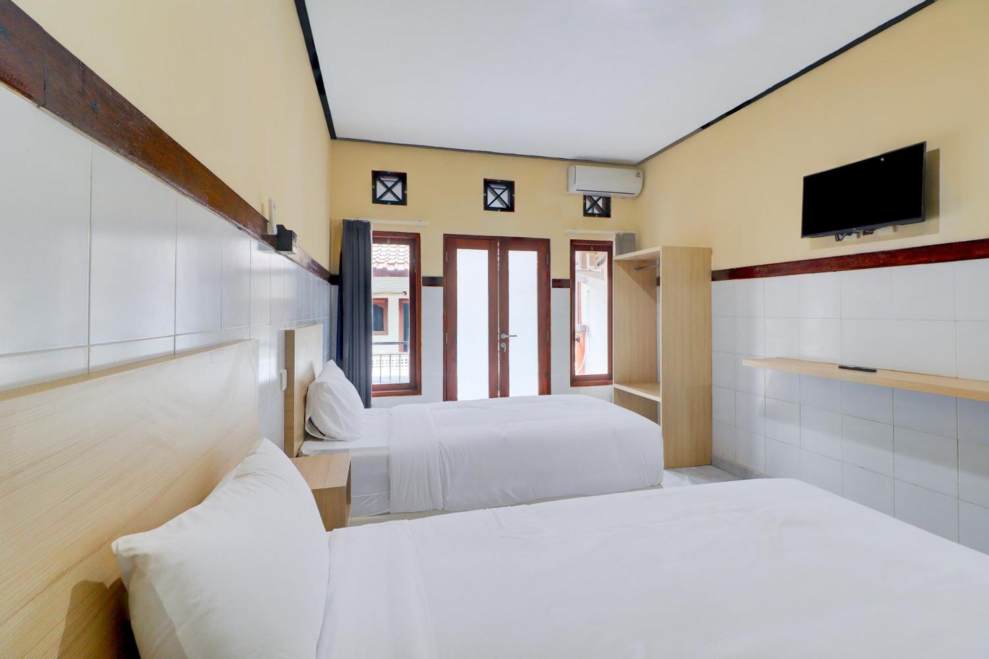 Townhouse Oak Near Formerly Sayang Maha Merta Hotel 2*