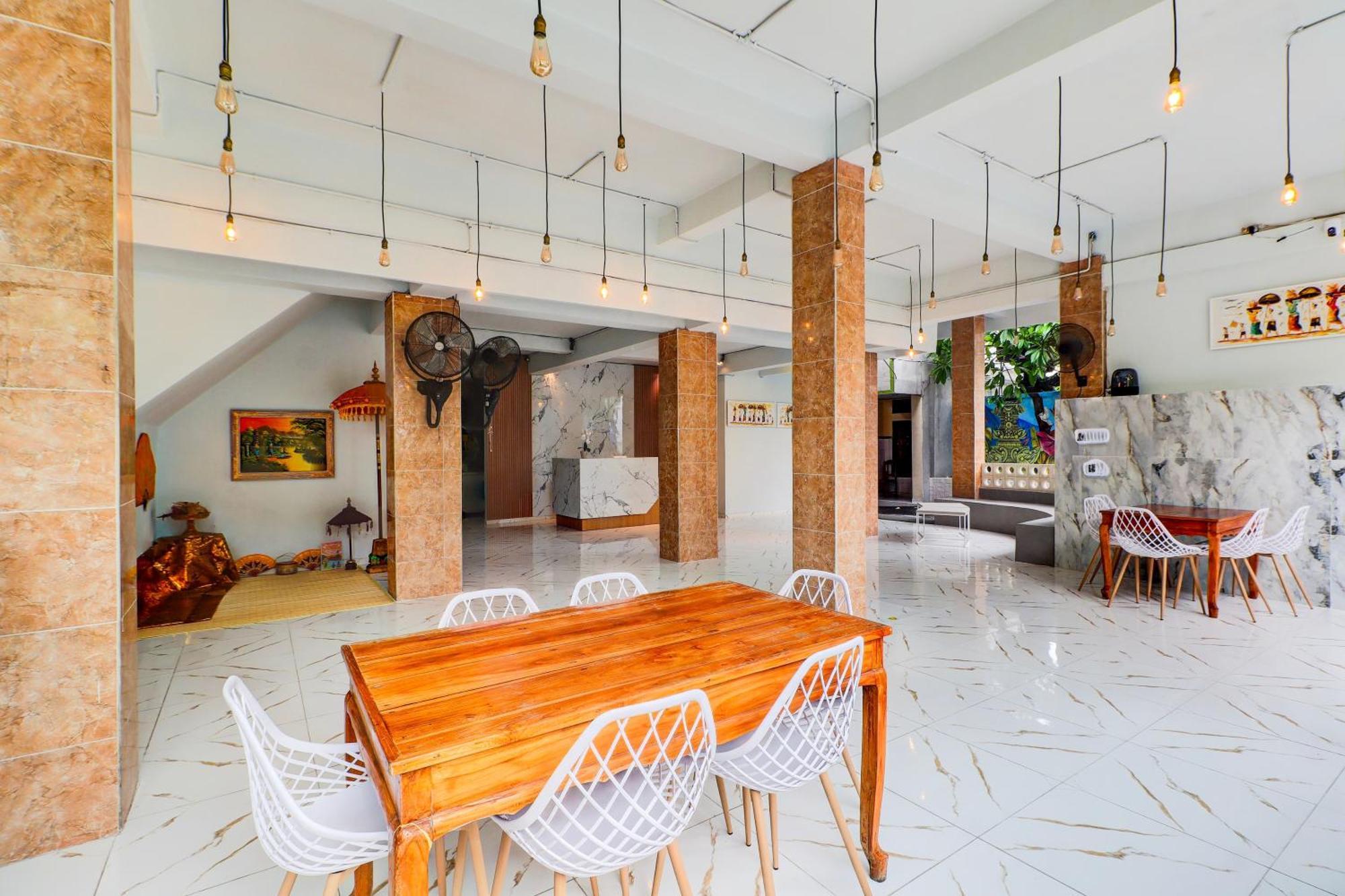 Hotel Townhouse Oak Near Formerly Sayang Maha Merta