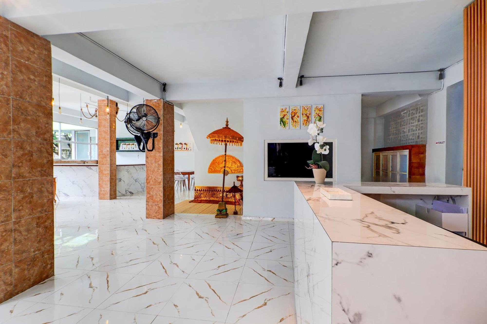 Townhouse Oak Near Formerly Sayang Maha Merta Hotel 2*
