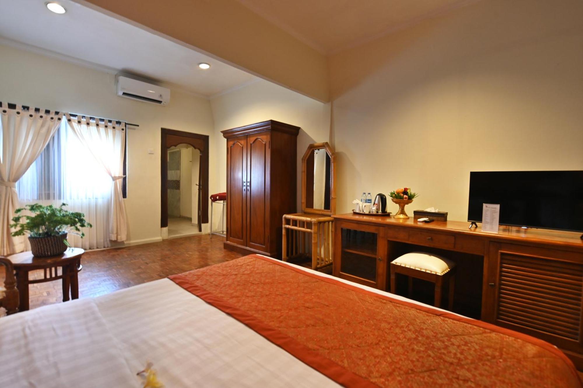 Puri Dewa Bharata & Hotel Legian (Bali)