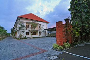 Taman Ayu Town House 3*