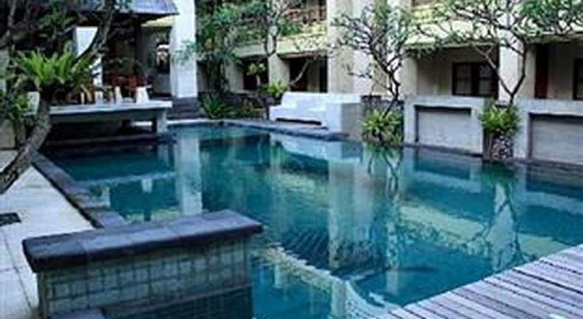 Hotel Fourteen Roses