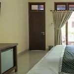 Surfaris Inn On Poppies 2