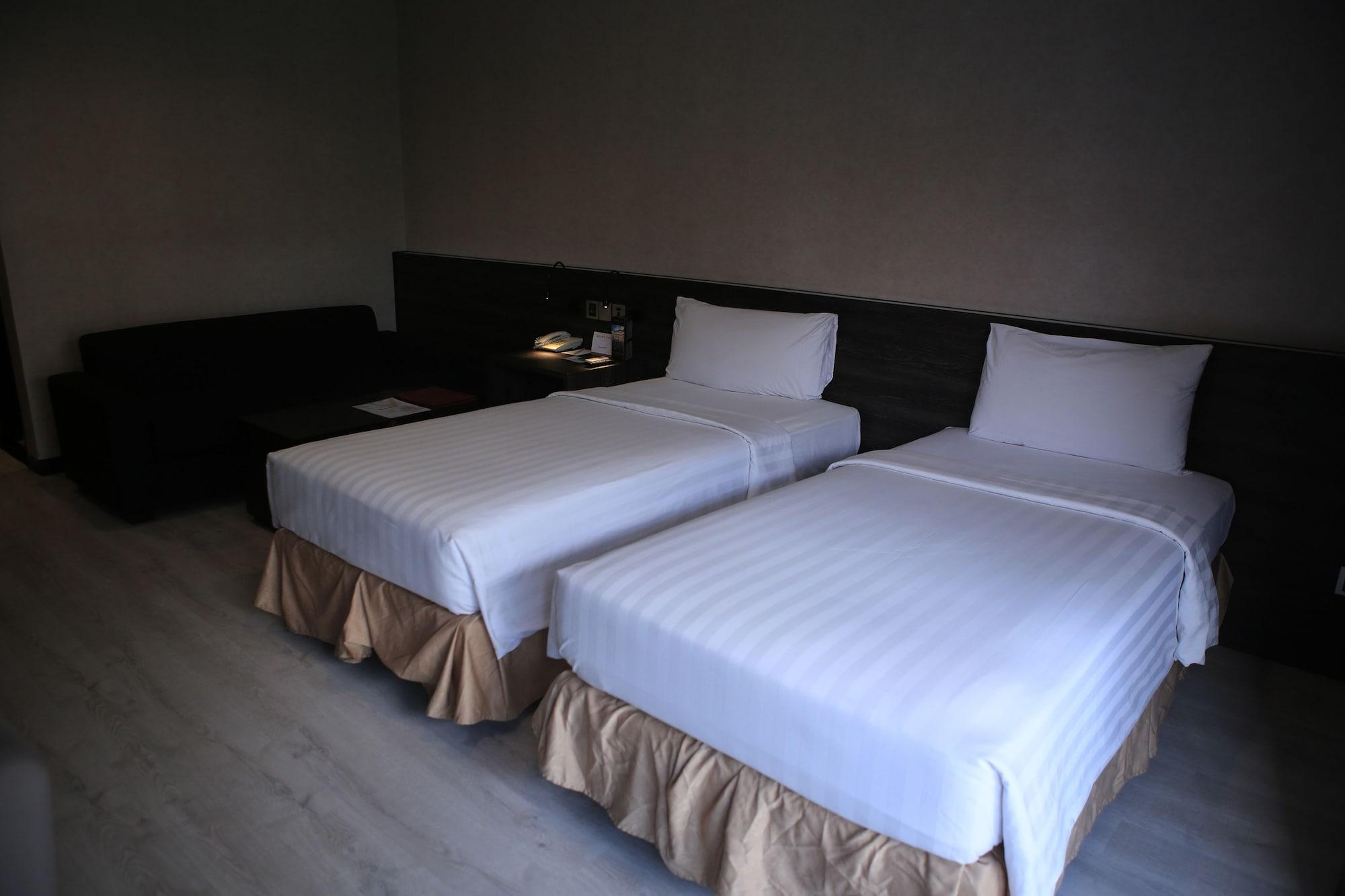 Hotel Grand Kuta And 4*
