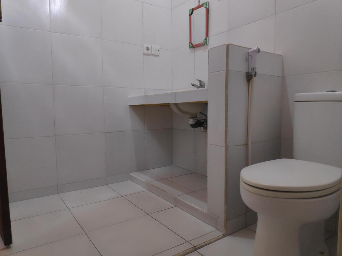 Oyo 91112 Tara Kost Hotel Legian (Bali)