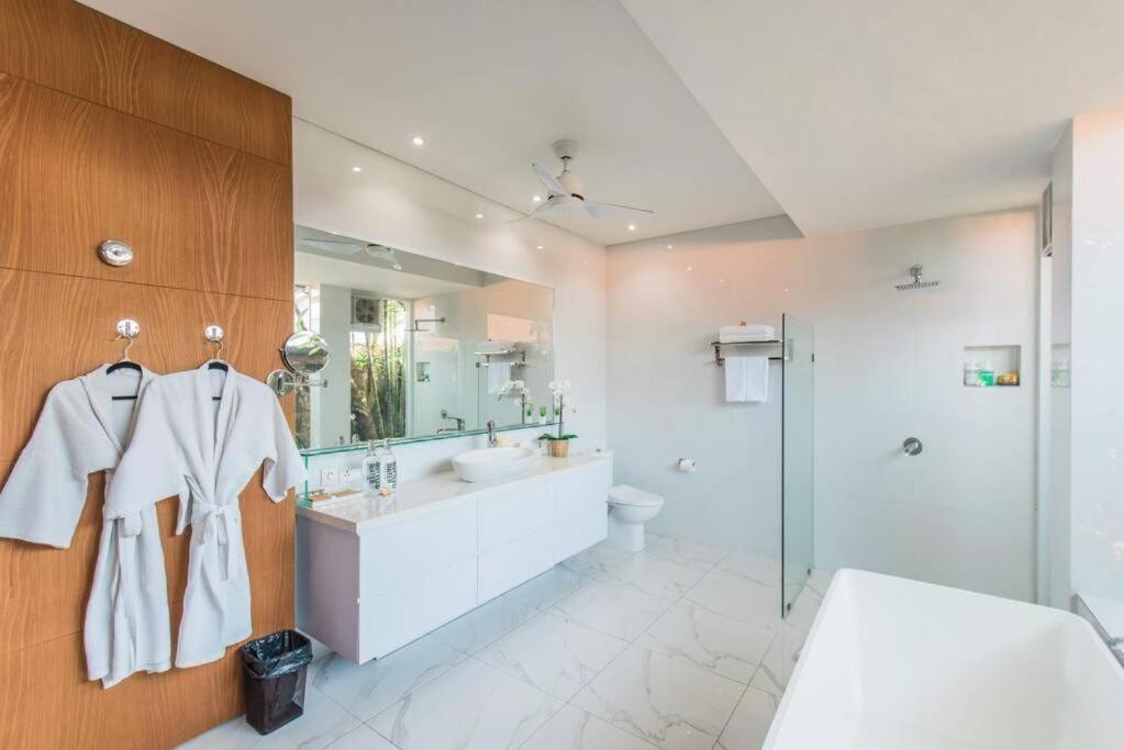 Lacasa2- Modern Tropical 2br With Butler Villa Legian (Bali)