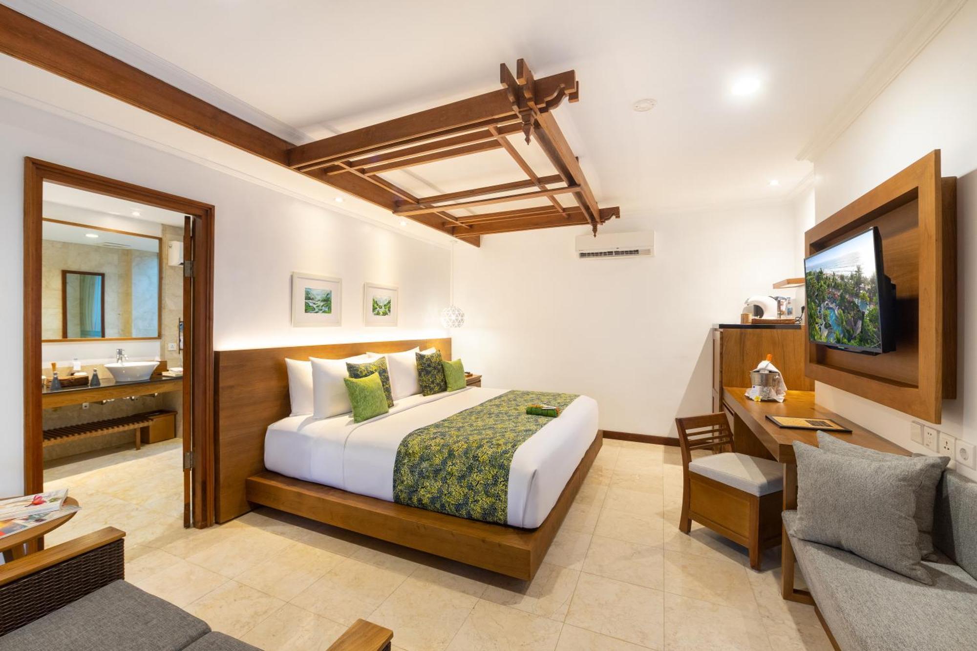 Legian Beach Hotel 4*