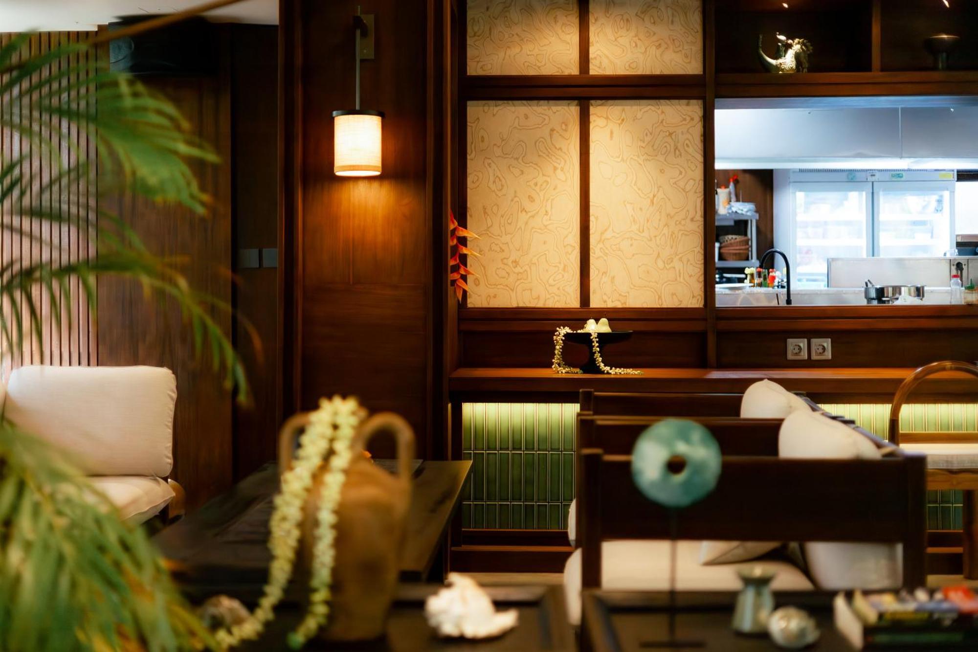 Fourteen Roses Hotel