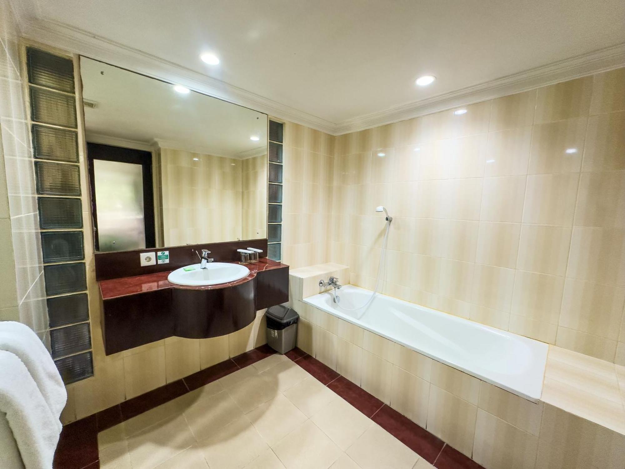 Champlung Mas Legian, Kuta 4*