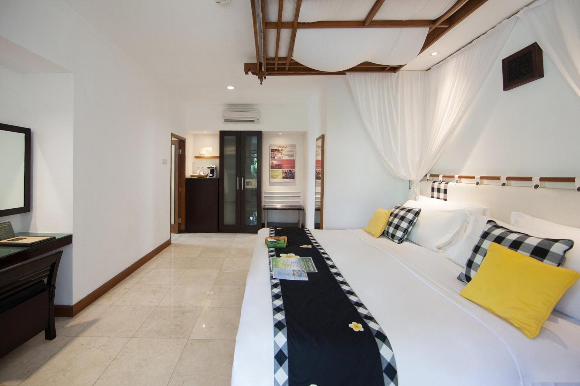 Legian Beach Hotel 4*
