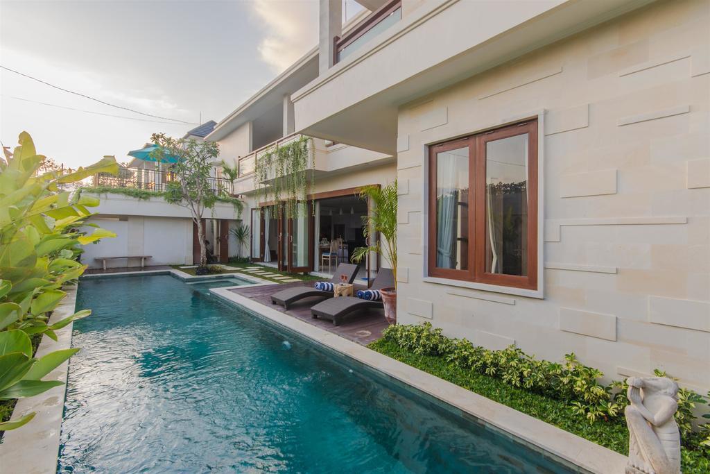 Villa Tepi Sungai Legian (Bali)