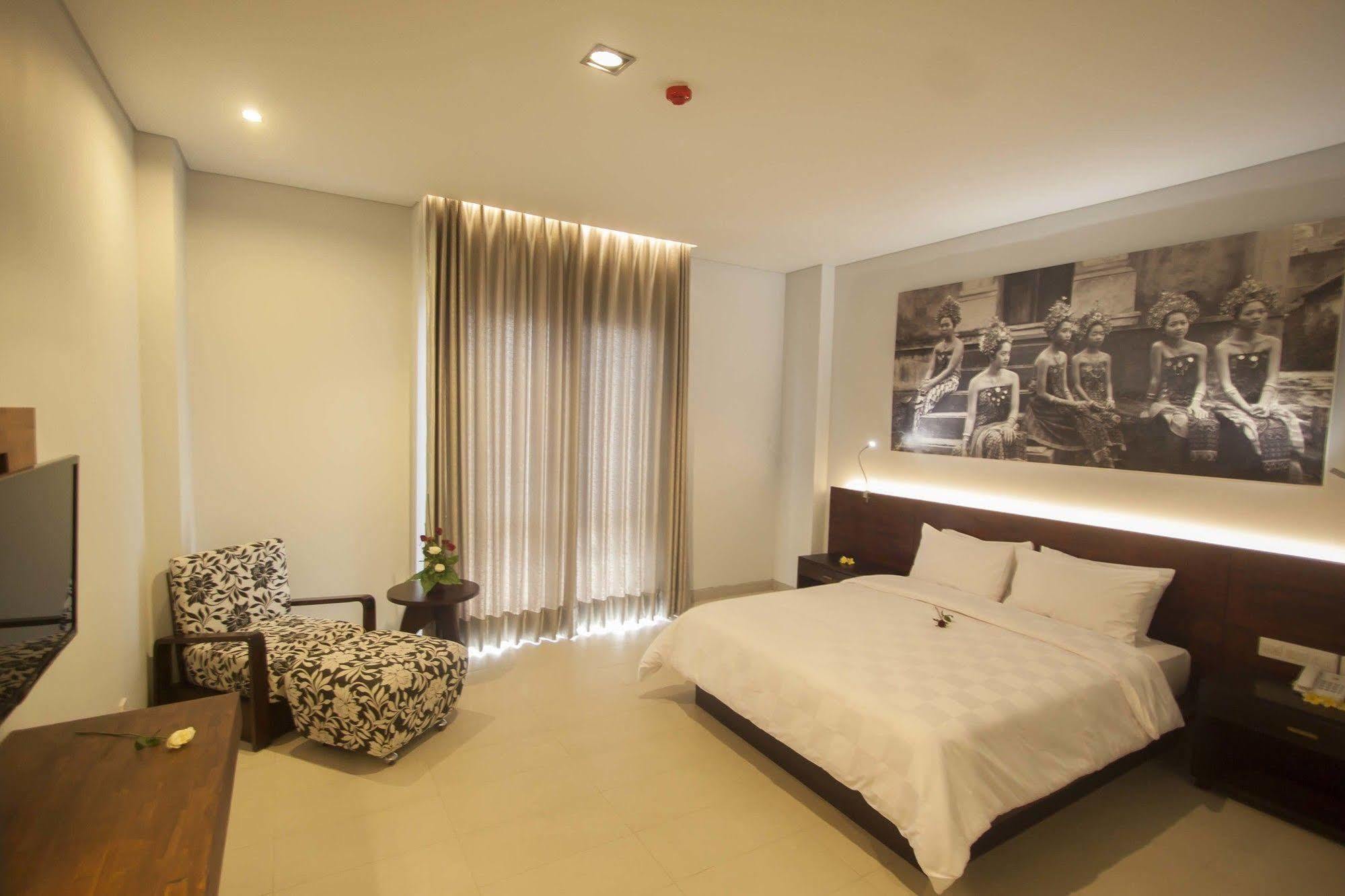 Fourteen Roses Hotel