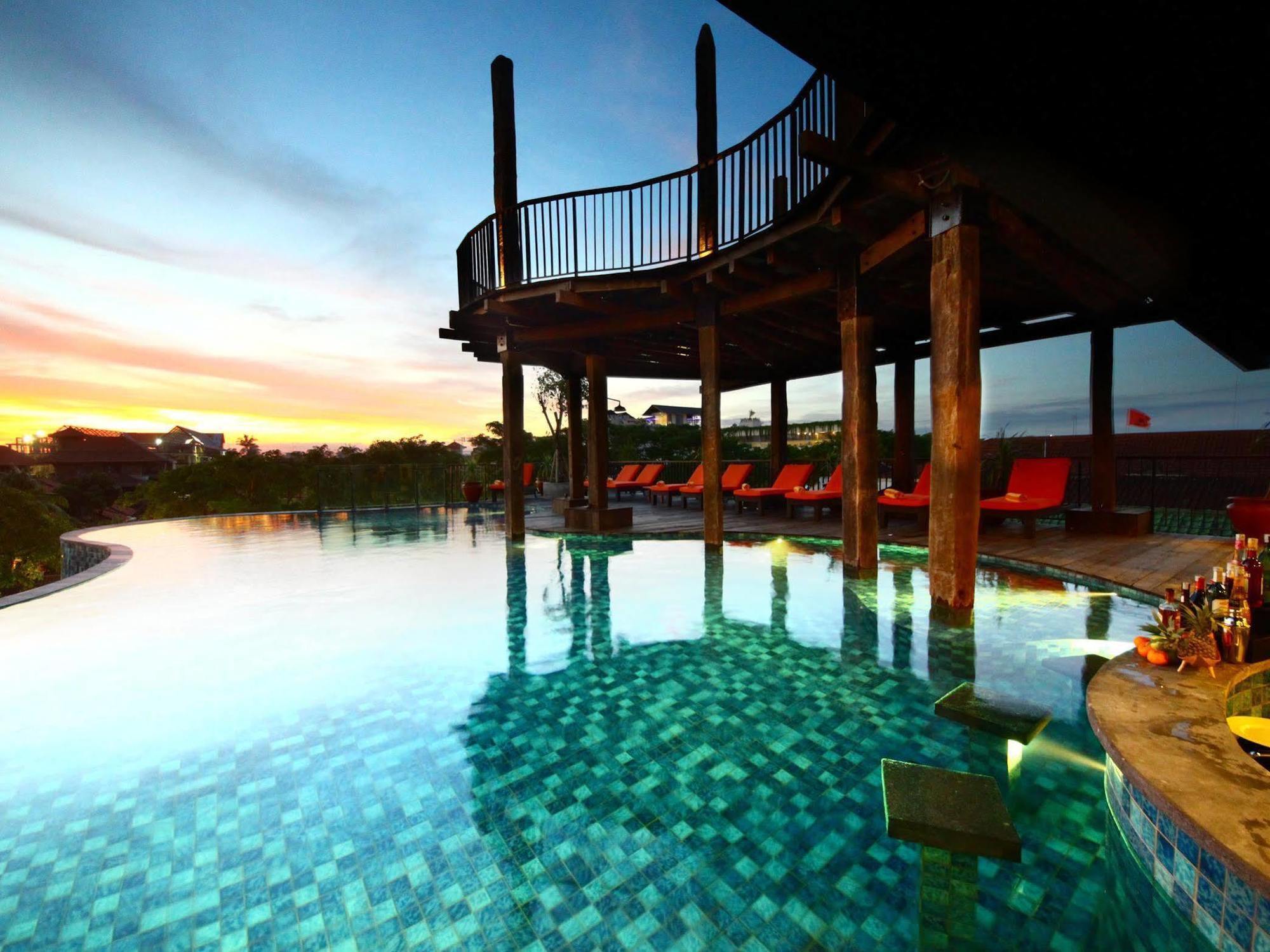 Sun Island &
