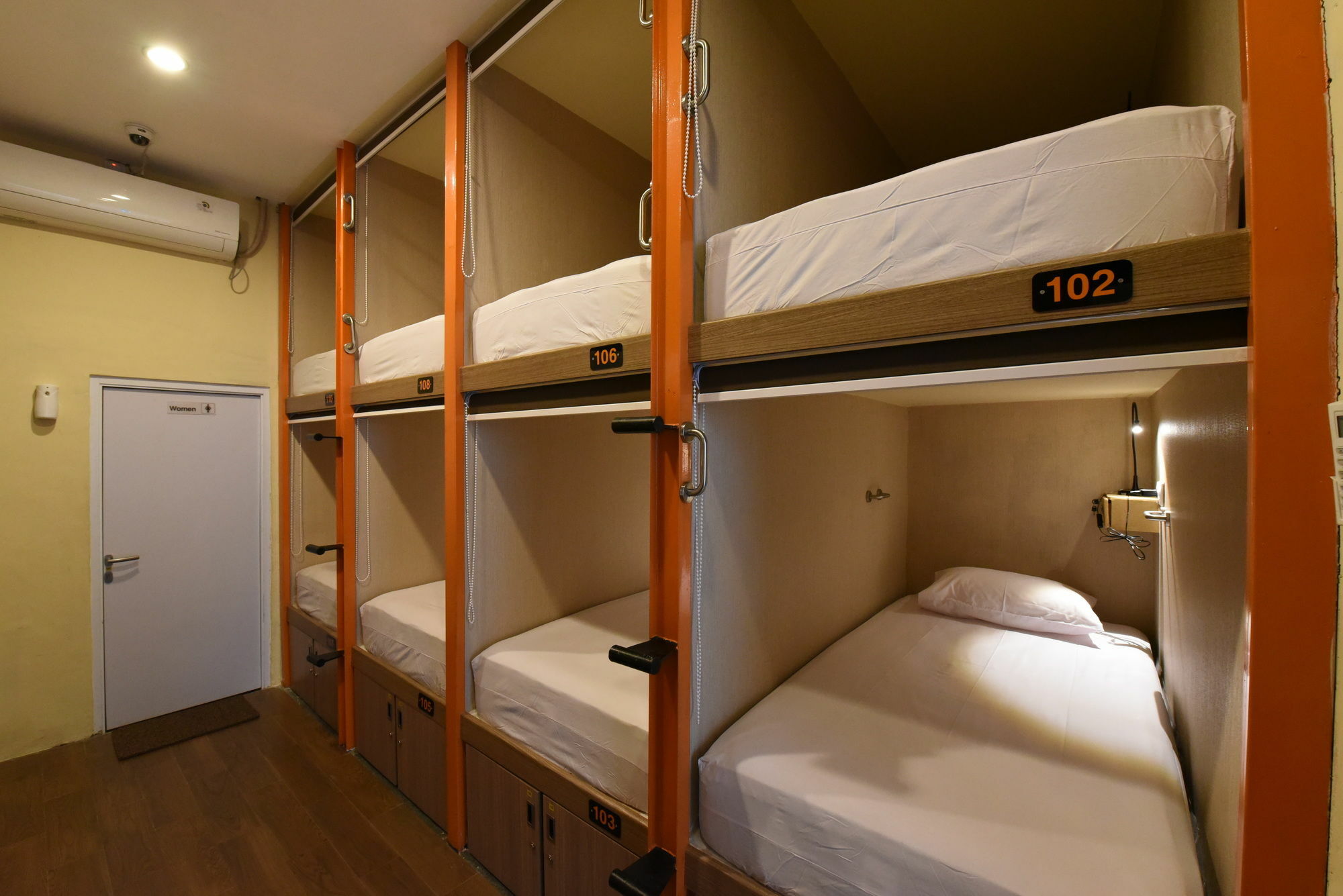 Capsule hotel Capsule 2*